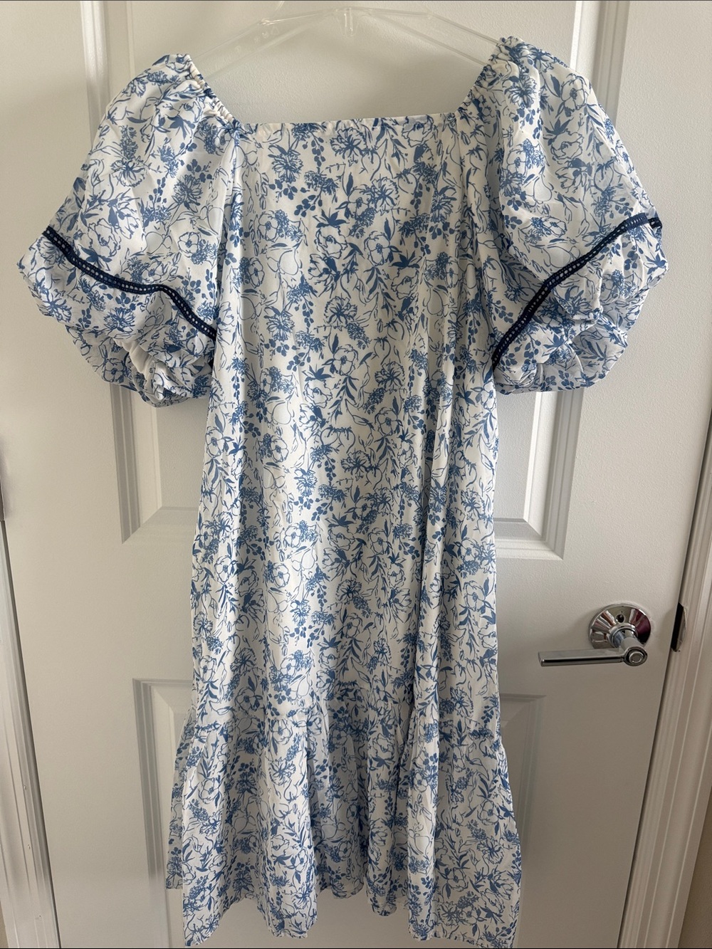 Polagram || Blue and White Floral Puff-Sleeve Midi Dress - Picture 4 of 5